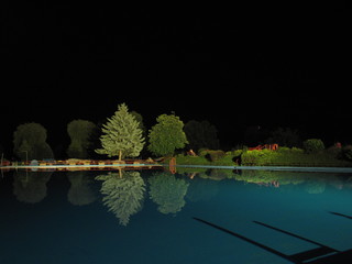 Schwimmbad bei Nacht