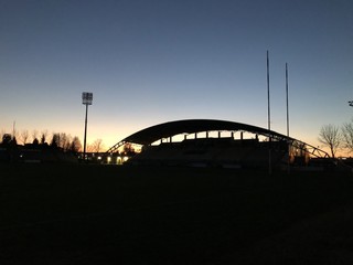 Stadio di rugby al tramonto