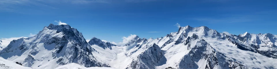 Fototapeten Panoramablick auf schneebedeckte Berggipfel © BSANI