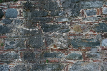 Wall constructed with stone bricks and fire briks with irregular pattern