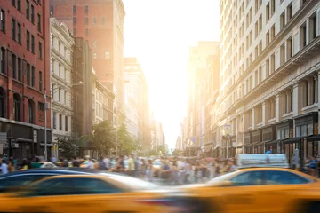 Keuken foto achterwand New York taxi Snelle beweging in New York City terwijl gele taxi& 39 s over 5th Avenue razen met massa& 39 s drukke mensen die over de kruising lopen bij 23rd Street in Manhattan met zonsonderganglicht op de achtergrond