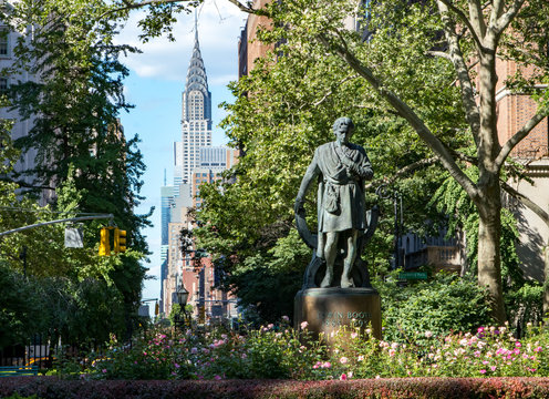 Fototapeta New York City cityscape scene in Gramercy Park with the Midtown Manhattan skyline skyscrapers in the background