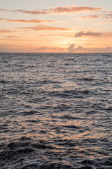 Obraz premium Landscape view of the ocean at Giant's Causeway in Ireland during sunset. 