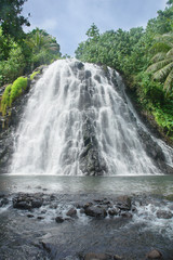 Naklejka premium Wodospad Kepirohi znajduje się w gminie Madolenihm, Pohnpei, Mikronezja.