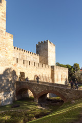 Interior do Castelo de S&atilde;o Jorge, na cidade de Lisboa, Portugal, durante o mes de dezembro de 2017.