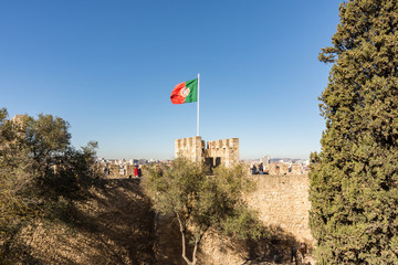 Bandeira de Portugal hasteada no Castelo de São Jorge, na cidade de Lisboa, Portugal, durante o...