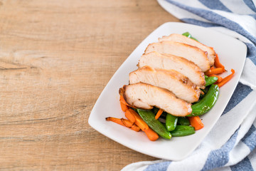 grilled chicken with green peas and carrot