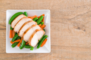 grilled chicken with green peas and carrot