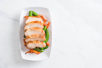 grilled chicken with green peas and carrot