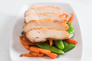grilled chicken with green peas and carrot