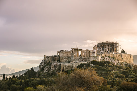 parthenon temple on the acropolis in early morning light