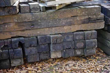 使い古しの枕木置き場