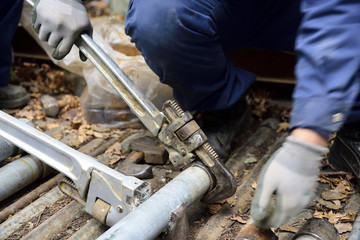 Pipe wrench used for well maintenance