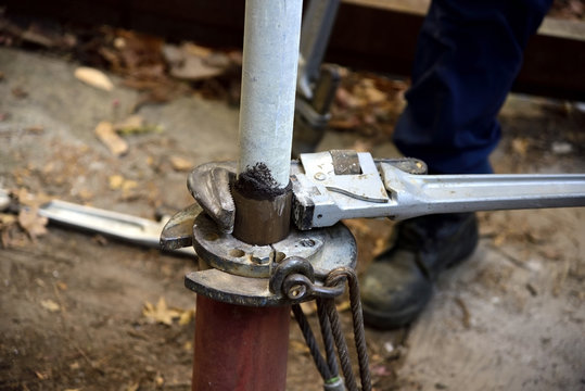Pipe wrench used for well maintenance