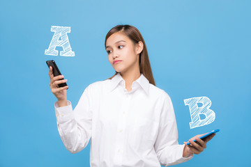 スマホAとスマホBを比べる女性