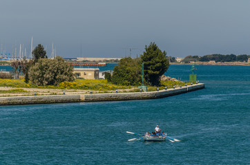 Obraz premium ruderboot im hafen am meer