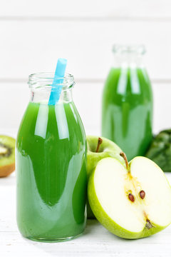 Grüner Smoothie Saft Apfel grün Kiwi Spinat Hochformat Fruchtsaft Frucht Früchte