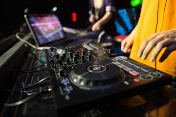 DJ