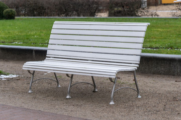 Weiße Parkbank