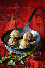 Garnelenküchlein mit süßsauer-scharfer Sauce