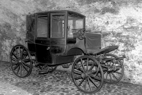 Carriage waiting for its horses