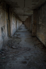 Obraz premium Straszny i brudny korytarz starego szpitala.