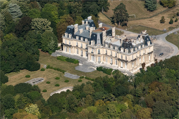 Fototapeta na wymiar Vue aérienne du château de Laversine dans l'Oise en france