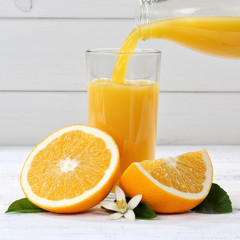Orangensaft einschenken eingießen eingiessen Orangen Saft Quadrat Orange Fruchtsaft