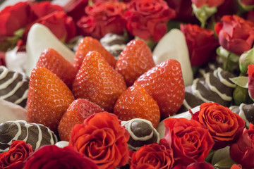 Bouquet with rose and strawberry in chocolate frosting.