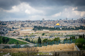 Obraz premium Wzgórze świątynne z cmentarza