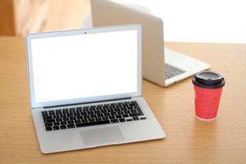 zwei Notebooks mit Kaffeebecher