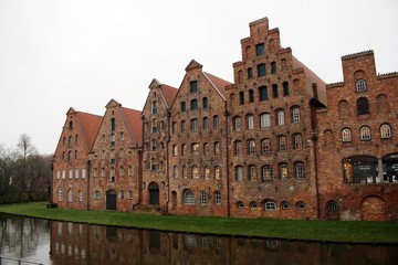 Naklejka premium Häuserzeile an der Trave in Lübeck.