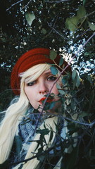 Mujer joven y rubia en un bosque en invierno 