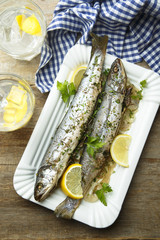 Fish baked with onion and lemon