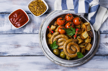 Round fried sausages with vegetables