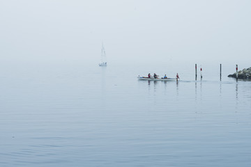 Boot on water entering a harbour