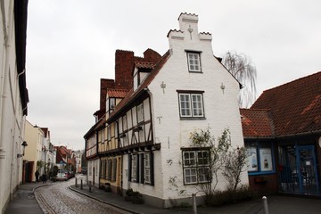 Häuserzeile und Halbturm in Lübeck.