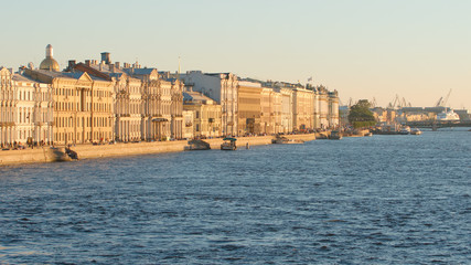 Obraz premium Historical buildings on the Palace Embankment and the Neva river - St Petersburg, Russia