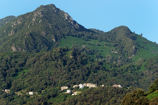 Montagnes et village de Costa verde en haute Corse