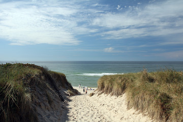 Sandweg zum Nordseestrand auf Sylt mit einigen Personen im Mittelgrund und Meer und Wolken im Hinrergrund.Where: Strand bei List, Sylt.When: 27.08.2016.