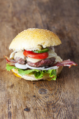 hausgemachte Hamburger auf rustikalen Holz
