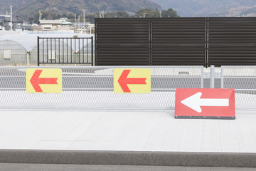 道路の矢印板