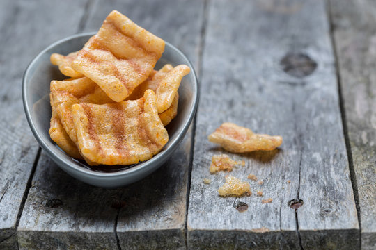 Bacon Chips auf grauem rustikalen Holz