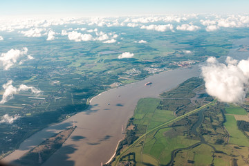 Luftbildaufnahme vom Fluss Weser in Norddeutschland