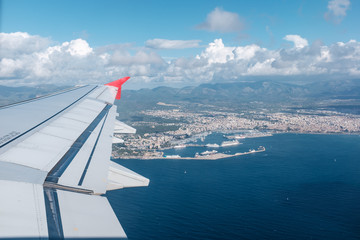 Blick aus dem Fenster eines Flugzeugs auf den Hafen von Mallorca