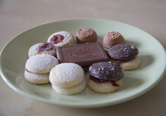 Cookies on a green plate                        