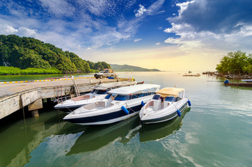 Fototapeta na wymiar travel Speed Boat port thailand shipping location Tourist boat to island in Thailand In the bright blue days