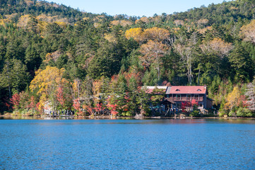 湖畔の小屋と紅葉