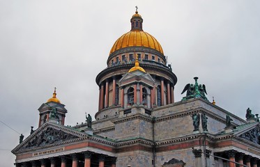 Fototapeta na wymiar Saint Isaak church in Saint-Petersburg, Russia.