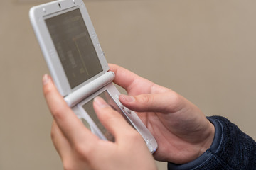 携帯ゲーム機に熱中する子供